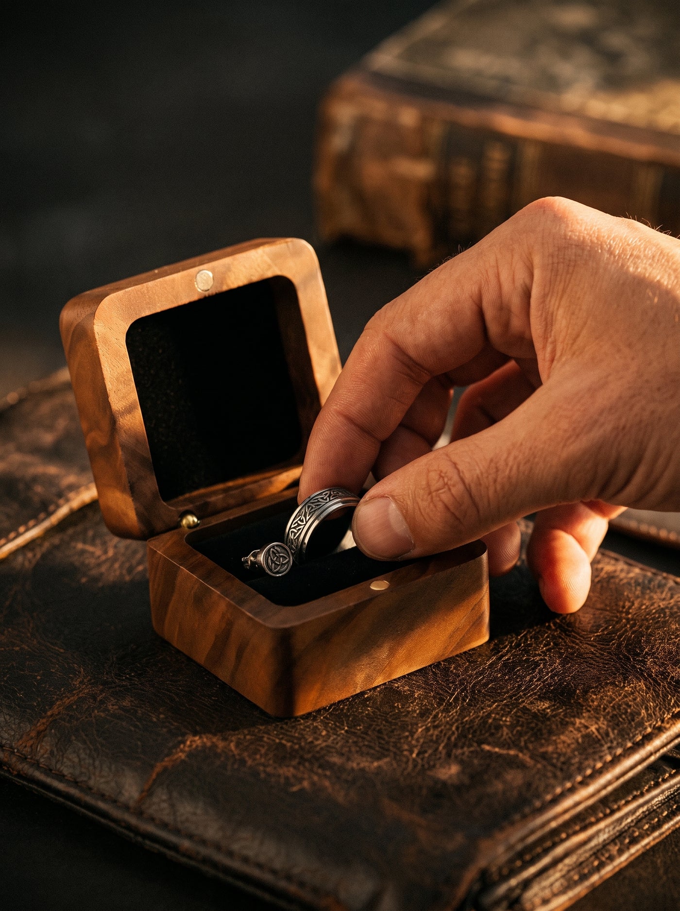 Petite Boîte à Bijoux en Bois de Noyer